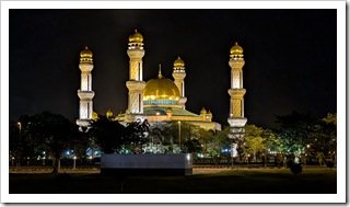 Jame' Asr Hassanil Bolkiah Mosque (night)